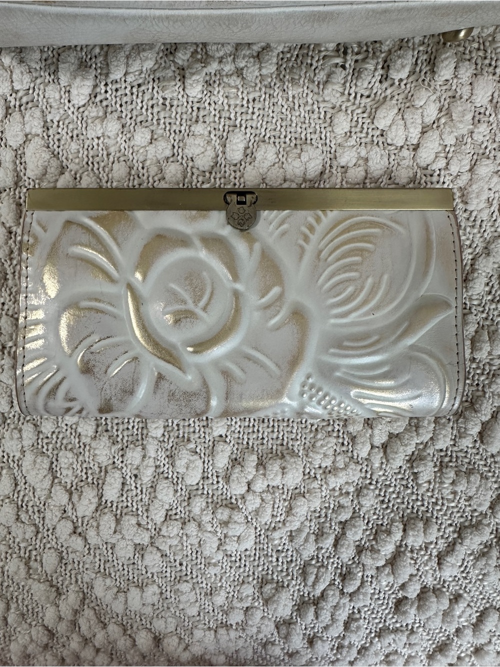 Patricia Nash White Gold Cutout Tooled Leather Scalloped Tote Purse & Wallet Set - Picture 7 of 14